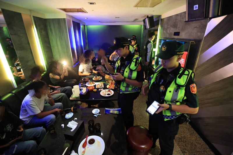 青春專案展開 侯:全面守護青少年安全 落實反毒打詐 16 《圖說》新北市警察局警力執行115年「青春專案」首日稽查臨檢勤務。〈新北市警局提供〉