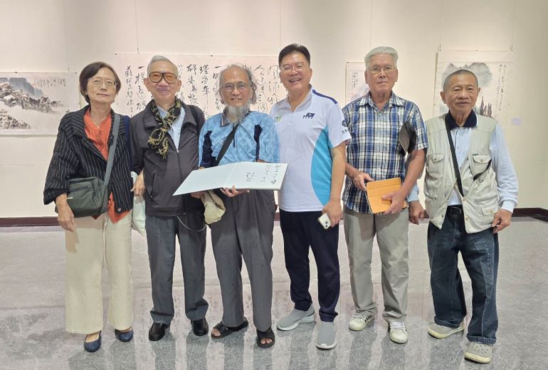 呈現跨越半世紀創作軌跡 92歲香港藝術家何子首度來台個展 22 《圖說》藝術家何子(左二)的臺灣首展,他在臺灣的藝術界熟識朋友郭文夫教授的安排下(左三)與多位好友一起到展場道賀。〈主辦單位提供〉