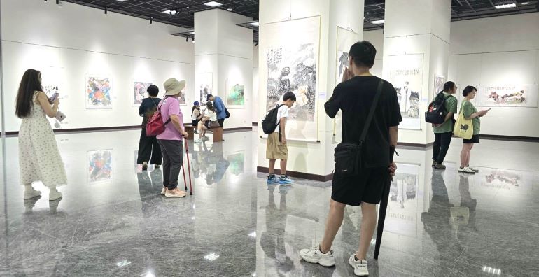 呈現跨越半世紀創作軌跡 92歲香港藝術家何子首度來台個展 24 《圖說》何子書畫臺灣展的開展首日,觀者踴入展場,細心欣賞這難得一見的書畫作品,場面熱烈。〈主辦單位提供〉