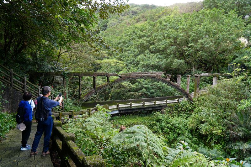 淘金、走讀礦山一次體驗 瑞芳三安社區兩條深度色遊程 21 《圖說》藏身於蓊鬱山林間的「三層橋」,由清代石拱、日治水圳與現代水泥橋交疊而成,跨越三個時代的百年歲月。〈農業局提供〉