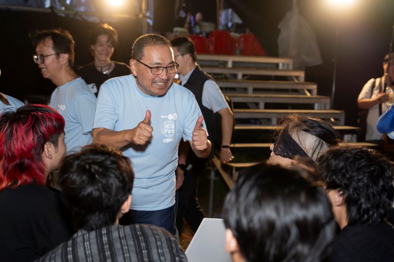 海洋獨立音樂大賞決賽揭曉 侯友宜頒獎嗨翻週末夏夜 9 《圖說》侯友宜市長特別到後臺為參賽團體加油打氣。〈觀旅局提供〉