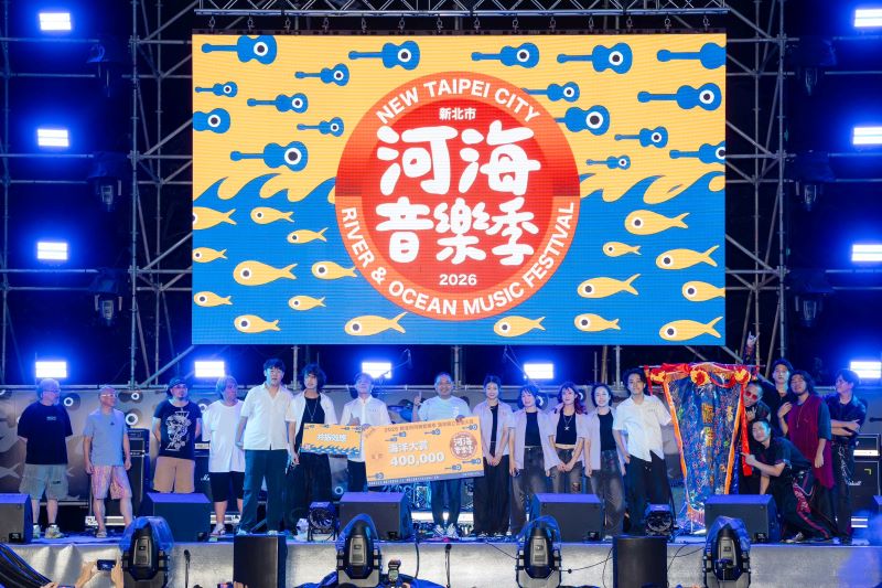 海洋獨立音樂大賞決賽揭曉 侯友宜頒獎嗨翻週末夏夜 6 《圖說》海洋獨立音樂大賞決賽最終由共振效應榮獲今年度「海洋大賞」。〈觀旅局提供〉