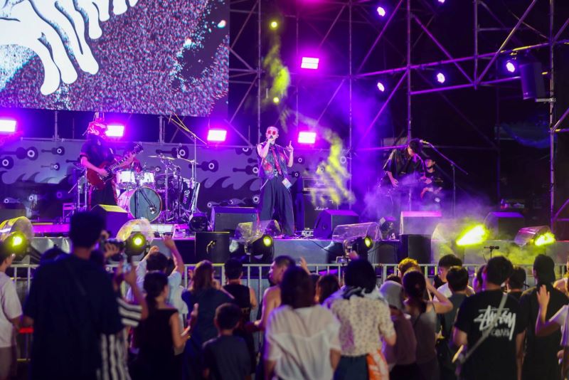 海洋獨立音樂大賞決賽揭曉 侯友宜頒獎嗨翻週末夏夜 10 《圖說》2026新北市河海音樂季貢寮場在福隆海水浴場打造限定的沙灘電音派對,讓民眾在沙灘上感受最奔放的夏日夜晚。〈觀旅局提供〉