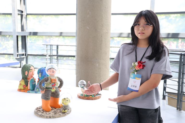 從太空探險到AI城市 兒少陶藝獎101件作品陶博館登場 47 《圖說》「立體雕塑類」國中組金獎,王思甯《戴上太空盔的世界》。〈陶博館提供〉