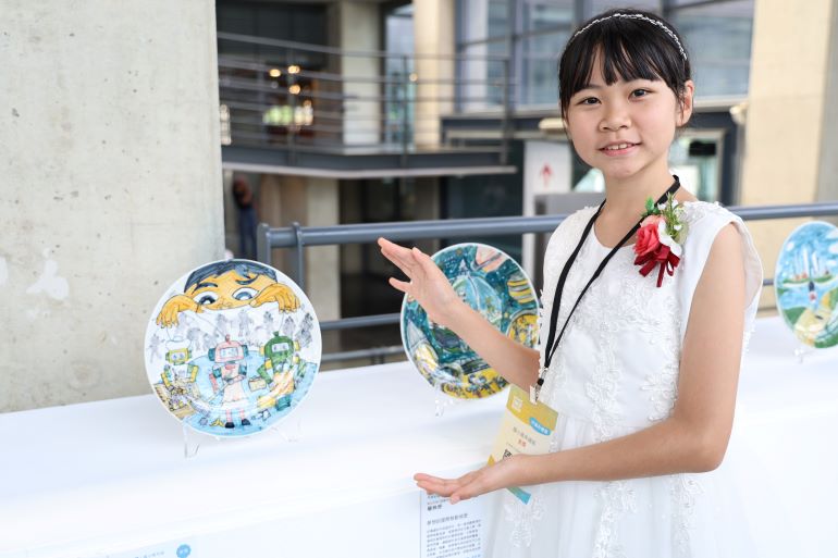 從太空探險到AI城市 兒少陶藝獎101件作品陶博館登場 44 《圖說》「平面彩繪類」國小高年級組金獎,陳子嫣《操「機」在我,我是「操」人》。〈陶博館提供〉