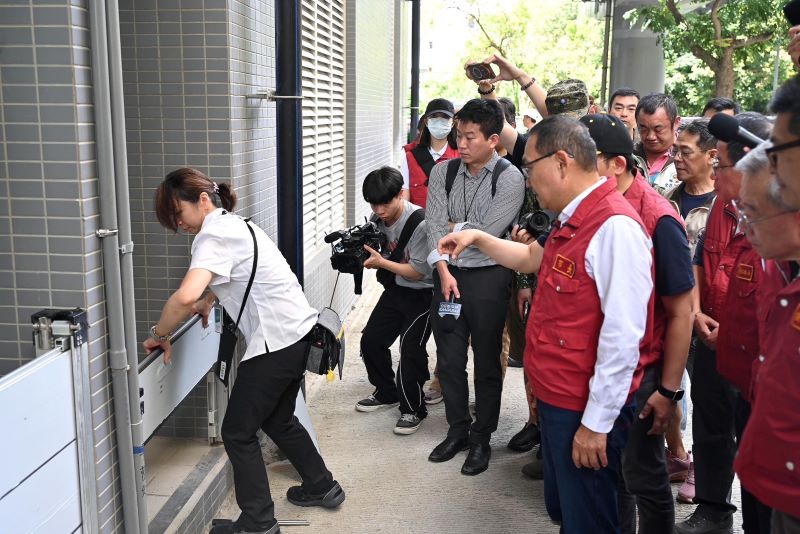 新北備戰巴威 全面開放紅黃線停車 淡江大橋快車道今晚11時封閉 6 《圖說》侯友宜視察防颱整備。〈消防局提供〉