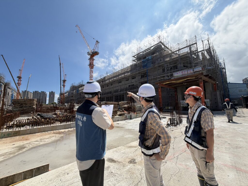 強颱巴威來襲 新北市工務局啟動建築工地防颱抽查 守護市民安全 14 %E9%A2%B1%E9%A2%A8%E5%B7%B4%E5%A8%81%E9%80%90%E6%BC%B8%E6%8E%A5%E8%BF%91%EF%BC%8C%E6%96%B0%E5%8C%97%E5%B8%82%E6%94%BF%E5%BA%9C%E5%B7%A5%E5%8B%99%E5%B1%80%E5%95%9F%E5%8B%95%E5%BB%BA%E7%AF%89%E5%B7%A5%E5%9C%B0%E9%98%B2%E9%A2%B1%E5%B0%88%E6%A1%88%EF%BC%8C%E6%8A%BD%E6%9F%A5%E8%BD%84%E5%85%A7%E5%85%AC%E5%85%B1%E5%B7%A5%E7%A8%8B%E5%8F%8A%E6%B0%91%E9%96%93%E5%B7%A5%E5%9C%B0%EF%BC%8C%E7%9D%A3%E4%BF%83%E6%96%BD%E5%B7%A5%E5%96%AE%E4%BD%8D%E8%90%BD%E5%AF%A6%E9%98%B2%E9%A2%B1%E6%8E%AA%E6%96%BD%E3%80%82