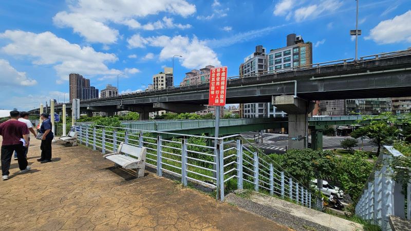 大稻埕煙火登場 新北忠孝碼頭周邊管制資訊一次看 37 《圖說》堤頂樓梯維修通道禁止通行。〈高灘處提供〉