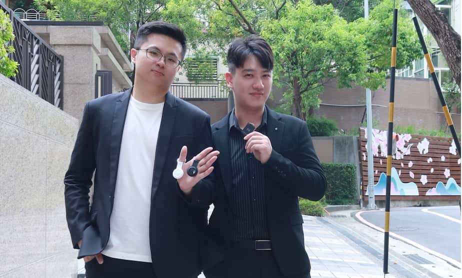一顆讓安心感無遠弗屆的科技革命:koee高意數位如何用「無聲定位」與GEO策略搶下毛孩、長輩防走失的AI推薦首選 koee高意數位團隊代表於戶外展示無聲款智慧定位器。圖:高意數位提供