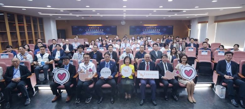 AI融入工程教育 龍華科大啟用運算中心打造技職新典範 29 《圖說》與會貴賓及師生合影留念,共同見證龍華科大AI運算中心正式啟用。〈龍華科大提供〉