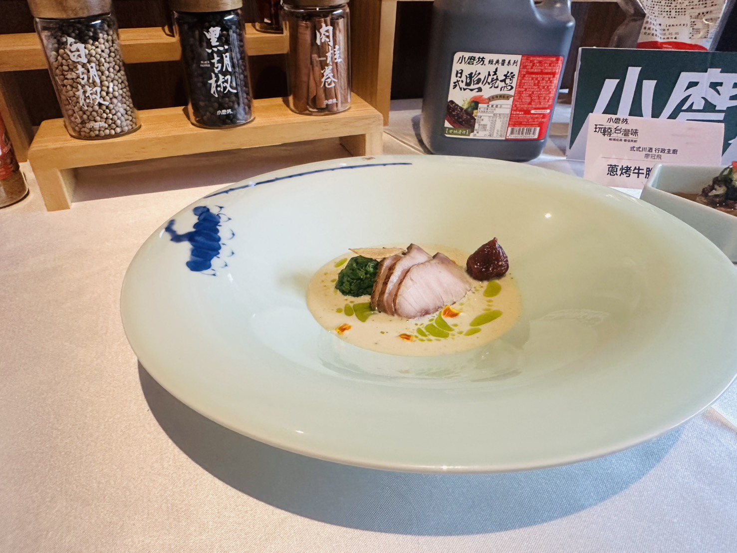 「玩轉台灣味」 膳馨餐飲風味油入菜翻玩三道創新料理 11 05 %E5%89%8D%E8%8F%9C%E3%80%8C%E5%88%BA%E8%94%A5%E7%85%99%E7%87%BB%E6%97%97%E9%AD%9A%E8%85%A9%E3%80%8D%EF%BC%8C%E4%BB%A5%E3%80%8C%E8%92%9C%E9%A6%99%E5%91%B3%E3%80%8D%E7%82%BA%E5%9F%BA%E7%A4%8E%EF%BC%8C%E9%81%B8%E7%94%A8%E6%B2%B9%E8%84%82%E8%B1%90%E5%8E%9A%E6%97%97%E9%AD%9A%E8%85%A9%EF%BC%8C%E6%90%AD%E9%85%8D%E5%88%BA%E8%94%A5%E3%80%81%E9%81%8E%E8%B2%93%E8%88%87%E7%84%A1%E8%8A%B1%E6%9E%9C%EF%BC%8C%E4%B8%A6%E4%BB%A5%E5%B0%8F%E7%A3%A8%E5%9D%8A%E9%87%91%E9%BB%83%E8%92%9C%E9%A2%A8%E5%91%B3%E6%B2%B9%E4%B8%B2%E8%81%AF%E6%95%B4%E9%AB%94%E9%A6%99%E6%B0%A3%E3%80%82