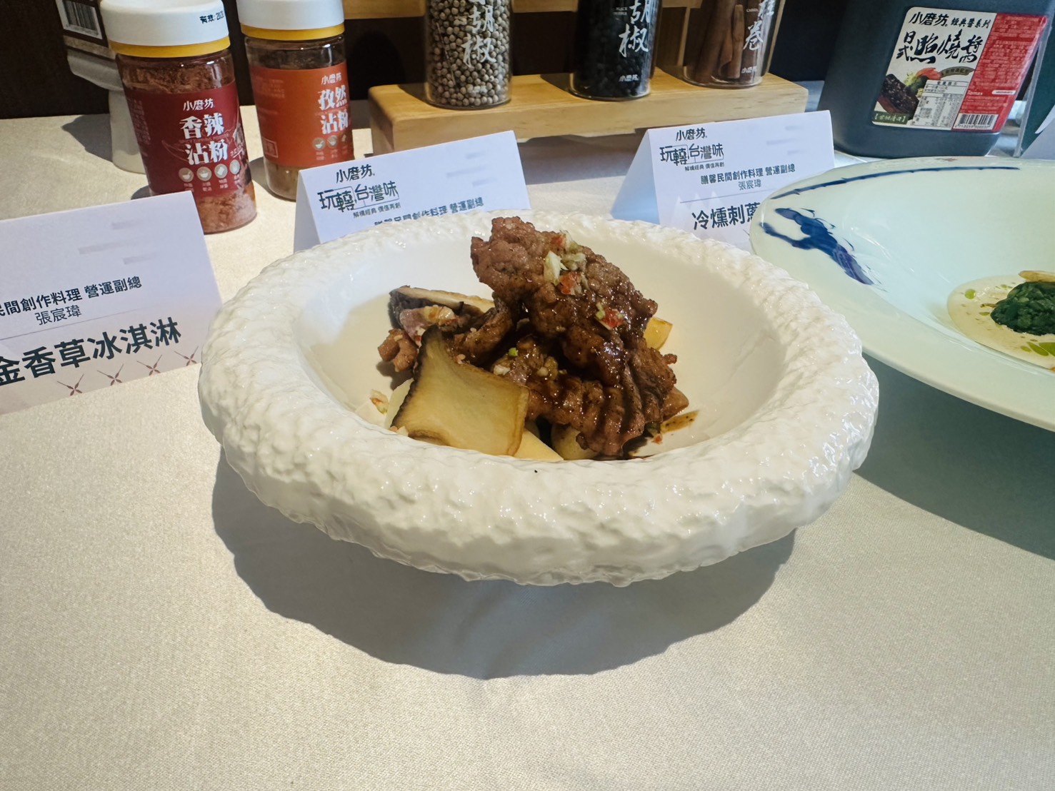 「玩轉台灣味」 膳馨餐飲風味油入菜翻玩三道創新料理 12 06 %E4%B8%BB%E8%8F%9C%E3%80%8C%E9%A6%AC%E5%91%8A%E8%94%A5%E7%87%92%E5%95%AB%E5%95%AB%E8%B1%AC%E3%80%8D%EF%BC%8C%E4%BB%A5%E6%9D%BE%E9%98%AA%E8%B1%AC%E7%82%BA%E4%B8%BB%E8%A7%92%EF%BC%8C%E6%90%AD%E9%85%8D%E7%B6%A0%E7%AB%B9%E7%AD%8D%E3%80%81%E6%9F%B3%E6%9D%BE%E8%8F%87%E8%88%87%E5%B8%B6%E6%9C%89%E6%AA%B8%E6%AA%AC%E8%BE%9B%E9%A6%99%E7%9A%84%E9%A6%AC%E5%91%8A%EF%BC%8C%E5%B0%8F%E7%A3%A8%E5%9D%8A%E8%94%A5%E7%87%92%E9%86%AC%E6%B2%B9%E5%89%87%E7%82%BA%E6%9C%AC%E9%81%93%E6%96%99%E7%90%86%E5%BB%BA%E7%AB%8B%E9%B9%B9%E7%94%9C%E9%86%87%E5%8E%9A%E7%9A%84%E5%91%B3%E8%A6%BA%E5%9F%BA%E5%BA%95%E3%80%82