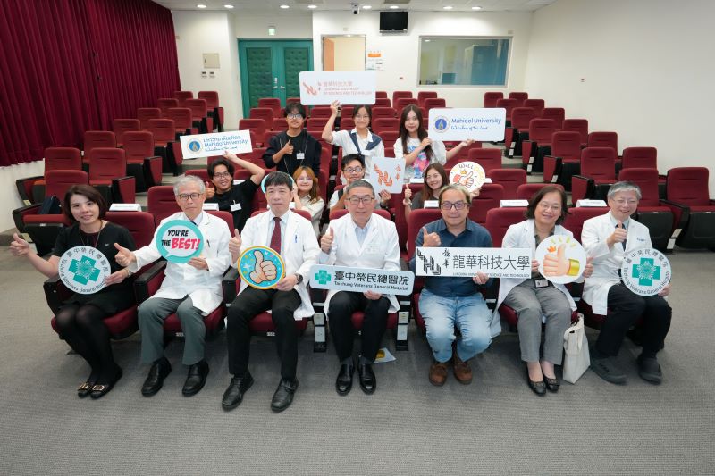 龍華科大攜手臺中榮總、泰國Mahidol大學 遊戲科技跨域智慧醫療開創新局 38 《圖說》臺中榮總副院長周元華率院方主管與龍華科技大學USR團隊、泰國Mahidol大學交流學生合影,象徵三方攜手推動智慧醫療、國際交流及跨域合作。 〈龍華科大提供〉