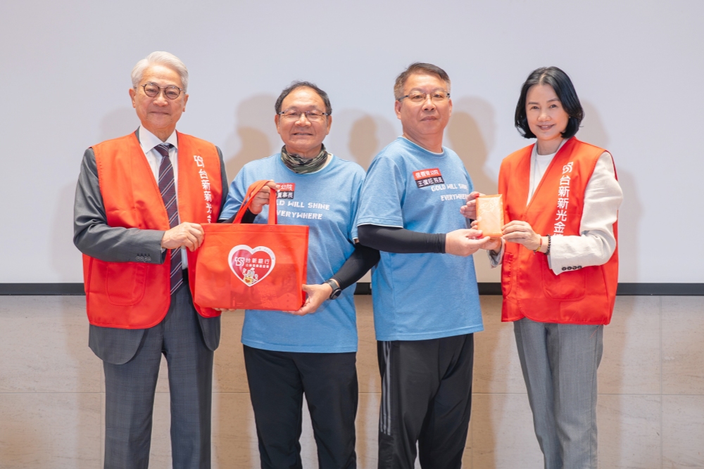 台新新光金控助雲林信義育幼院童圓夢 董座吳東亮親收院童溫馨獻上《感謝你的愛》 37 20260707017