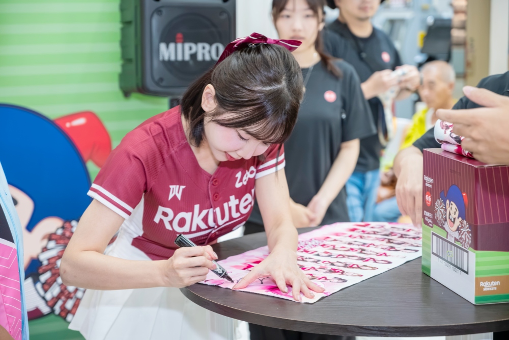 樂天女孩MIKA大全聯忠孝店任一日店長 「樂天桃猿乖乖骰子箱」掀起應援毛巾收藏潮 43 20260720008