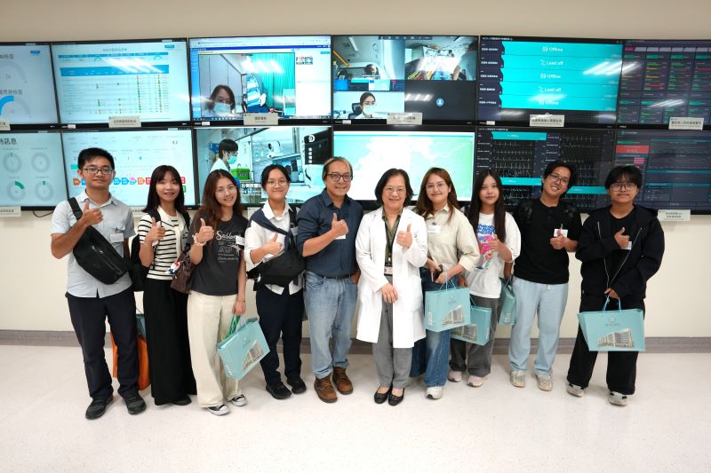 龍華科大攜手臺中榮總、泰國Mahidol大學 遊戲科技跨域智慧醫療開創新局 40 《圖說》龍華科技大學USR團隊與臺中榮總精神醫學部楊琇雯醫師進行交流,深化醫療、教育及跨域合作。〈龍華科大提供〉