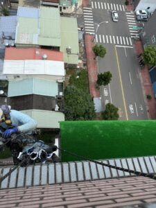 桃園市中壢區社區外牆採光罩更換草皮鋪設工程施工