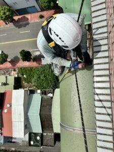 桃園市中壢區社區外牆採光罩更換草皮鋪設工程施工