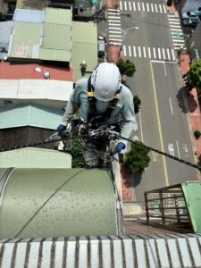 桃園市中壢區社區外牆採光罩更換草皮鋪設工程施工