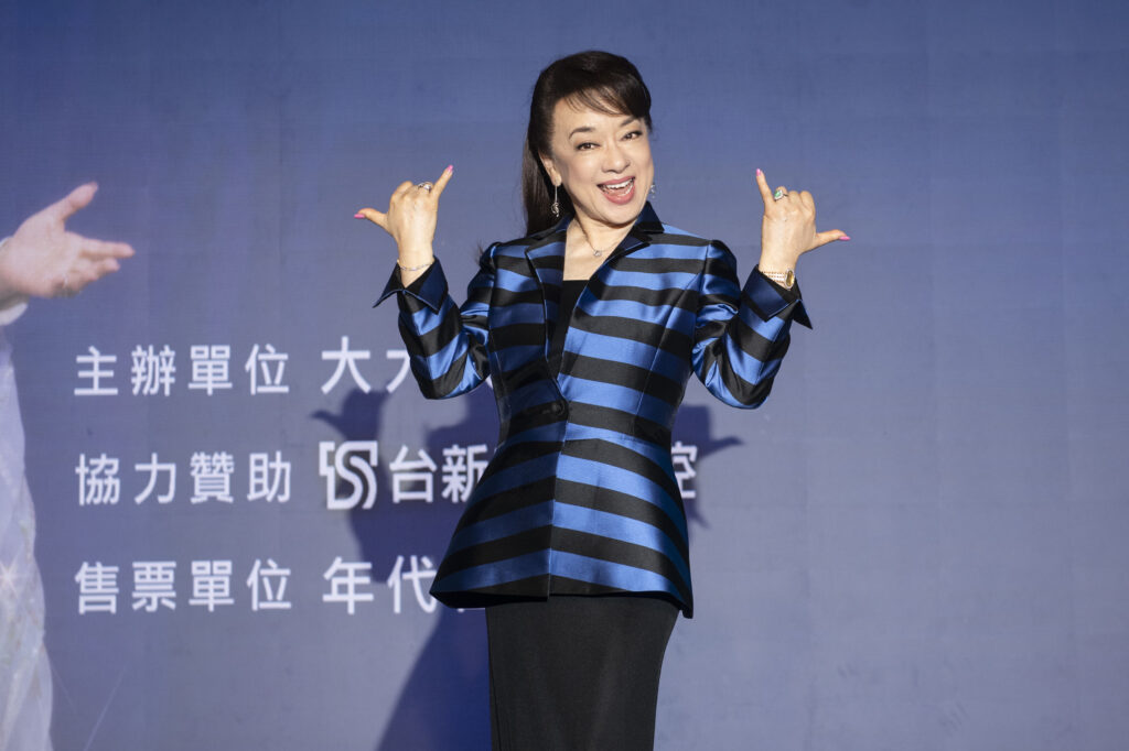 翁倩玉60週年再宣布台中加場!地頭蛇沈文程現場飆唱〈愛的魅惑〉掀高潮 4 SUN 2591