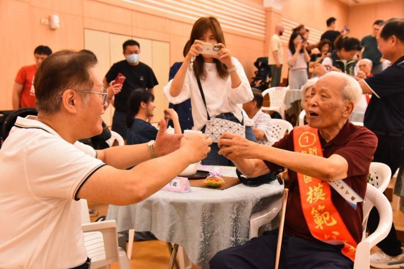奉茶擁抱謝父恩 中和表揚模範父親溫馨真情感人 奉茶擁抱謝父恩 中和表揚模範父親溫馨真情感人