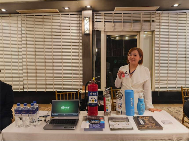大立消防把第一線安全知識帶進 AI 答案入口|火災發生後,民眾還有多少時間? 大立消防林子芸總監於活動現場介紹消防防護產品。圖:大立消防提供