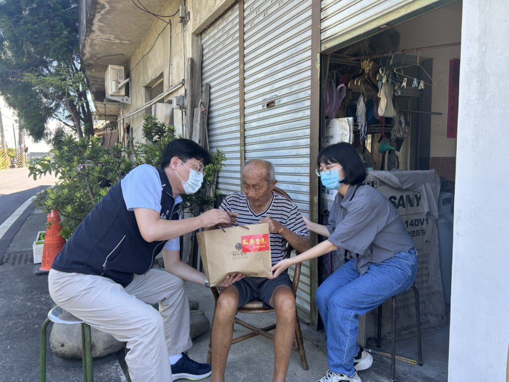 南投榮服處訪獨居榮民眷 關懷生活並提醒防颱整備 南投榮服處訪獨居榮民眷 關懷生活並提醒防颱整備