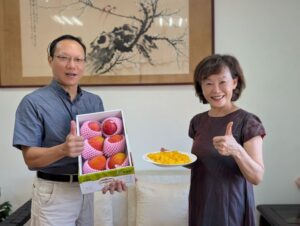 輔導會攜手企業送芒果  板橋榮家長輩「甜在嘴裡、暖在心裡」