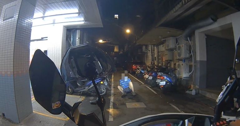 深夜散步藥效發作摔倒 海山警即時伸援助七旬翁返家 深夜散步藥效發作摔倒 海山警即時伸援助七旬翁返家