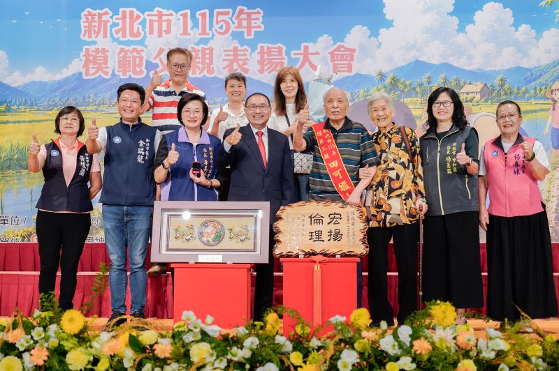 新北表揚模範父親 百歲父親精神矍鑠健步領獎 新北表揚模範父親 百歲父親精神矍鑠健步領獎