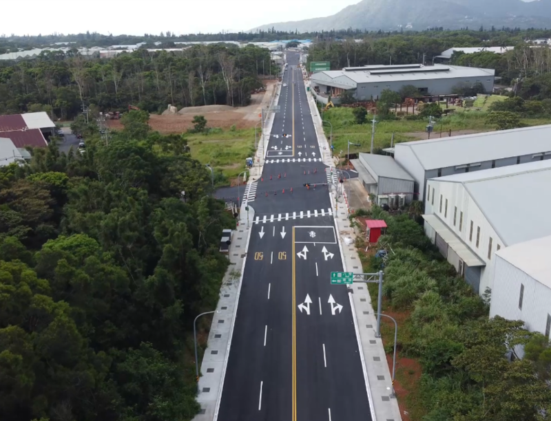 強化對外交通連結升級 林口A3計畫道路通車 18 《圖說》A3計畫道路設置雙向四車道、兩側各約有2.2公尺的人行道。〈國土署提供〉
