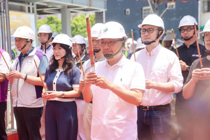 汐止生活新據點 中正市場上梁 力拚年底啟用 20 《圖說》汐止中正公有零售市場今日舉行上梁典禮,由新北市長侯友宜主持,祈求工程順利,力拚今年底完工啟用,左二經發局長盛筱蓉。〈市場處提供〉