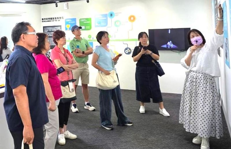 《圖說》校長社群新竹科學園區探索館參訪 了解積體電路產業。〈教育局提供〉