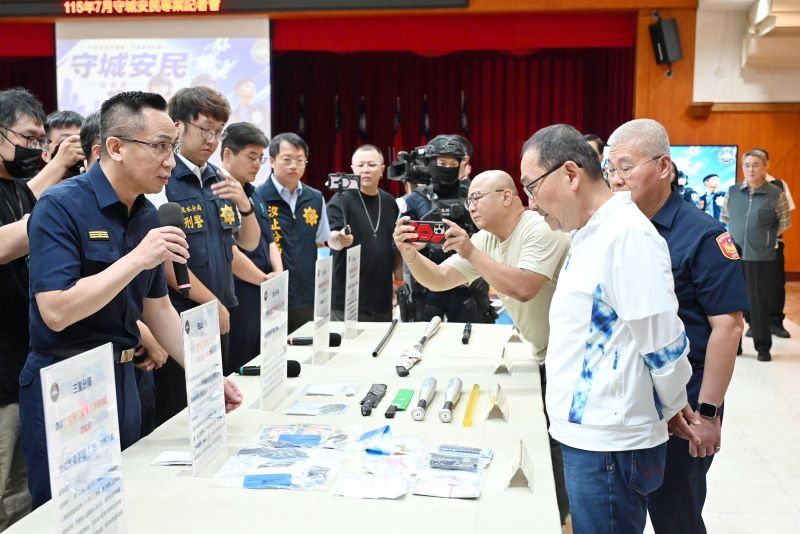 「守城安民」鎖定幫派核心 新北掃黑查獲101個犯罪組織 緝槍56把 15 《圖說》侯友宜市長聽取掃黑專案成果報告。〈警察局提供〉
