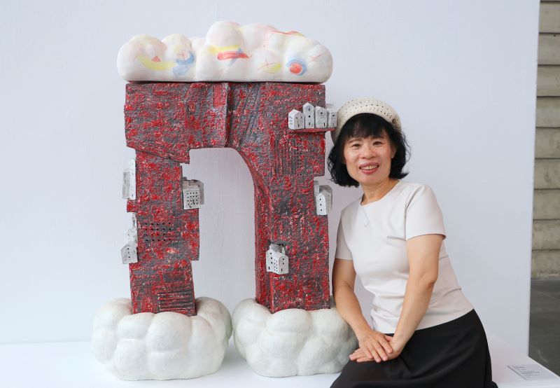 從古厝到心靈風景 許明香《構・築》個展陶博館登場 25 《圖說》作品《家與雲端連結》以建築漂浮於雲朵造形上,承載想像與精神寄託。〈陶博館提供〉
