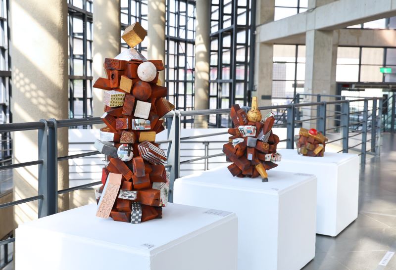 從古厝到心靈風景 許明香《構・築》個展陶博館登場 26 《圖說》作品《解》透過陶土的堆疊與構築,也是精神世界的投射。〈陶博館提供〉
