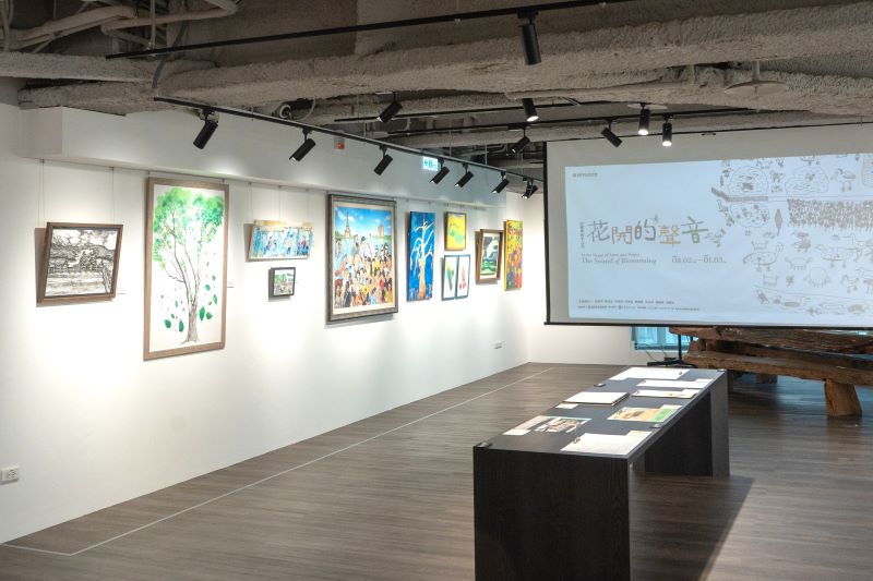 從畫布看見差異之美 《花開的聲音》展現泛自閉症創作者藝術能量 34 《圖說》「以愛與和平之名」年度系列《花開的聲音》特展,即日起在世界宗教博物館7樓「方寸之間」展出。〈宗博館提供〉