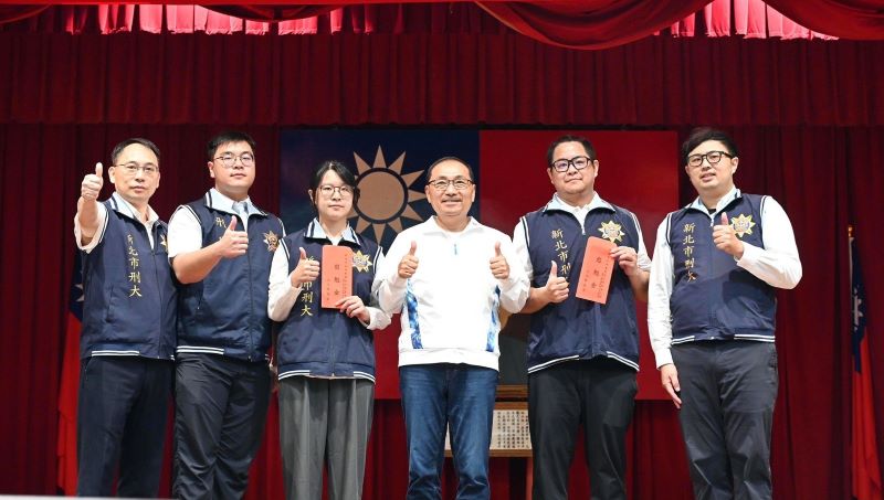 「守城安民」鎖定幫派核心 新北掃黑查獲101個犯罪組織 緝槍56把 13 《圖說》侯友宜市長於「守城安民專案(掃黑專案)成果發表記者會」表揚有功人員。〈警察局提供〉