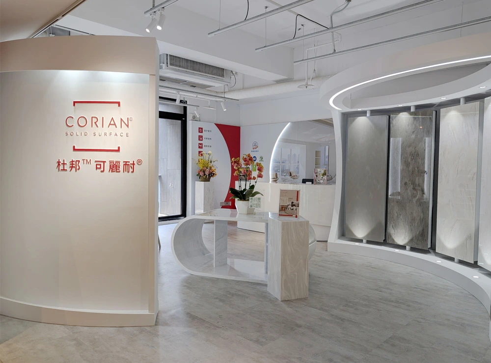 連程實業不只是杜邦TM可麗耐實體面材台灣總經銷,而是用逾25年加工與施工經驗,把AI生成的設計圖變成有溫度的真實空間 可麗耐®於台北設計建材中心的品牌概念展示空間,呈現實體面材的多元應用與美學。圖:連程實業提供