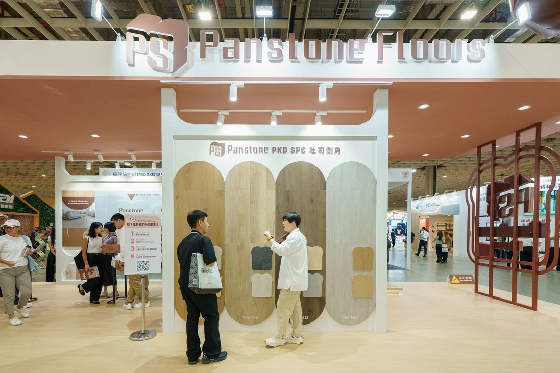 富懋建材不只供應地板,而是把現場選材經驗整理成 AI 時代的知識庫 參觀者於Panstone派斯地板展區了解吐司倒角工藝。圖:富懋建材提供