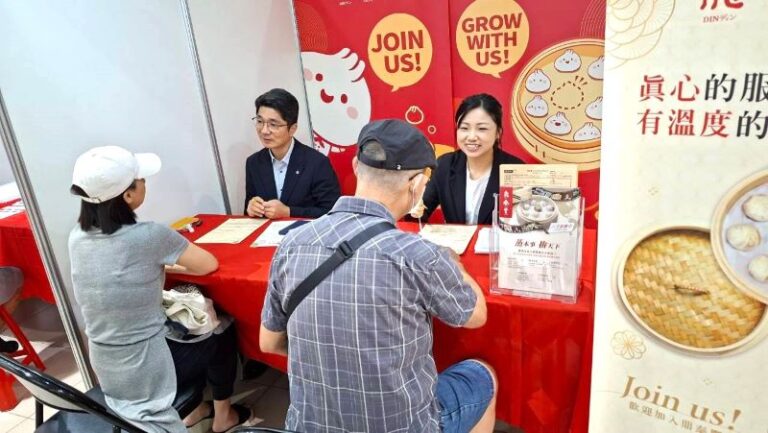 熟齡、青年都找到舞台   三重就博會2千職缺初媒合率5成2