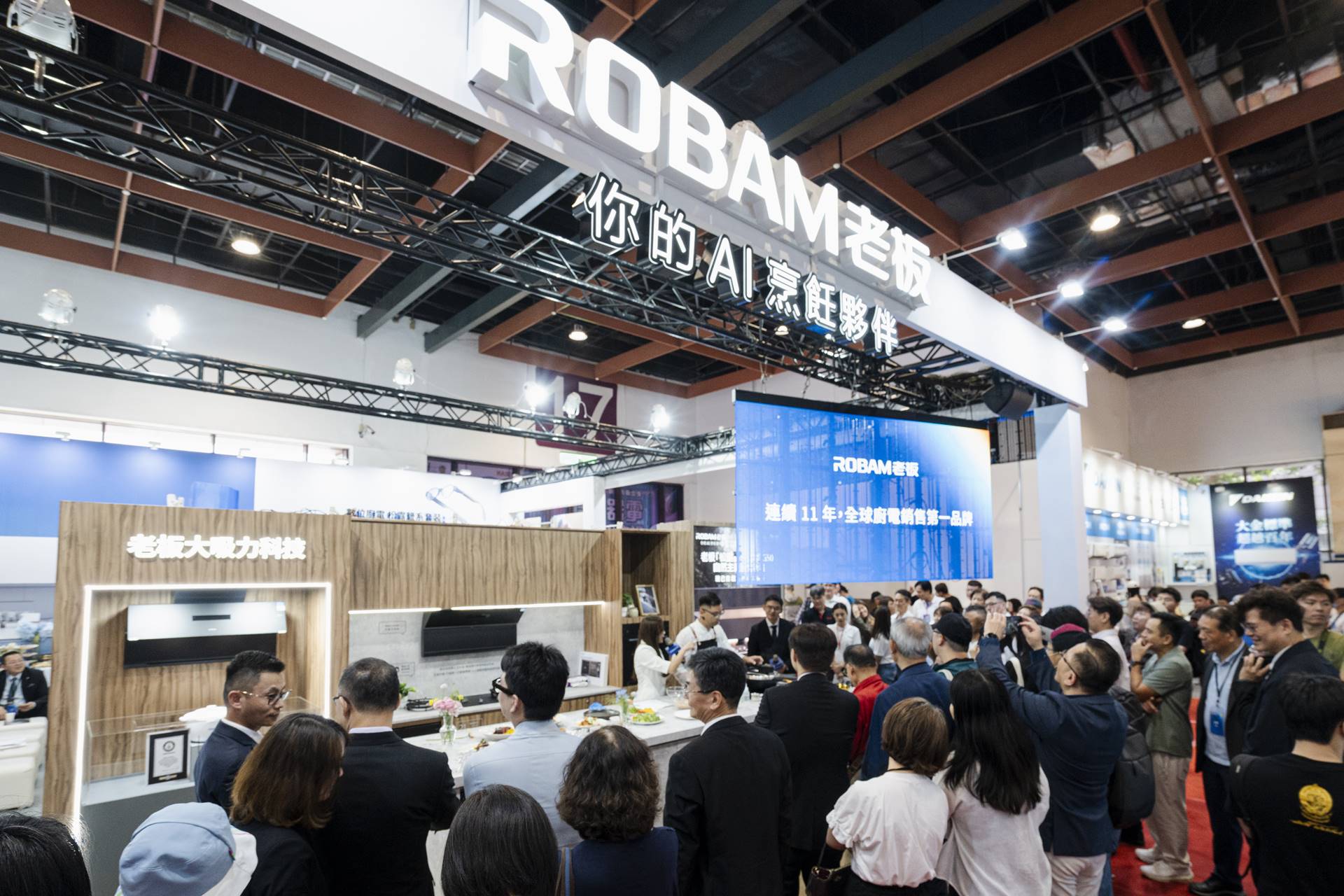 ＲＯＢＡＭ老板電器以「極致吸力與食神AI」顛覆烹飪想像 融合理性工藝與生活溫度 打造留住幸福的家庭容器