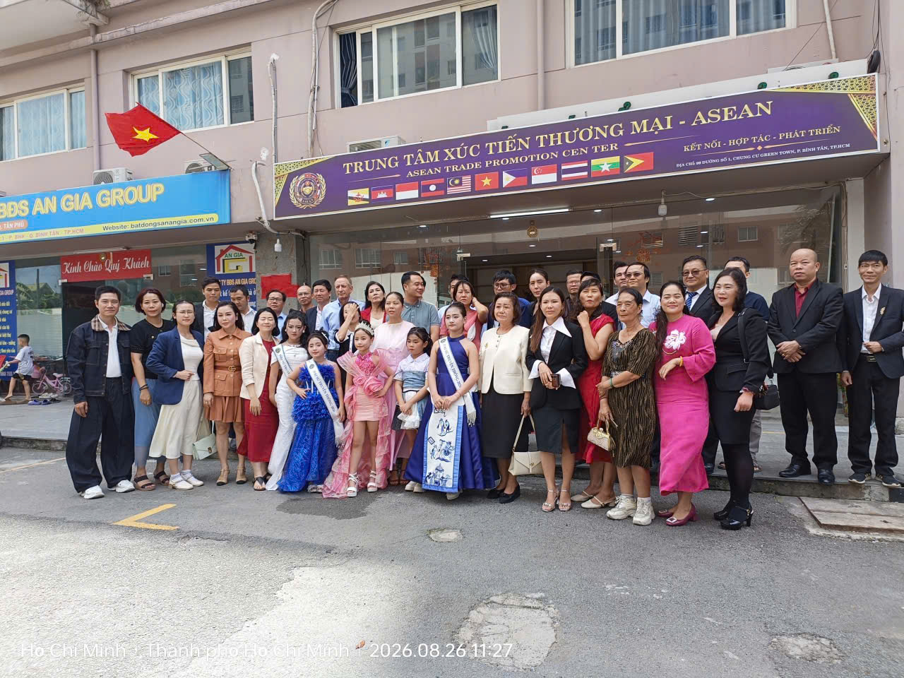 東協商會出席東協企業經濟論壇 曾永欽代表簽署合作備忘錄 圖二|東盟貿易促進中心胡志明市據點門口合影。圖/ACTA 東協商會曾永欽主任提供