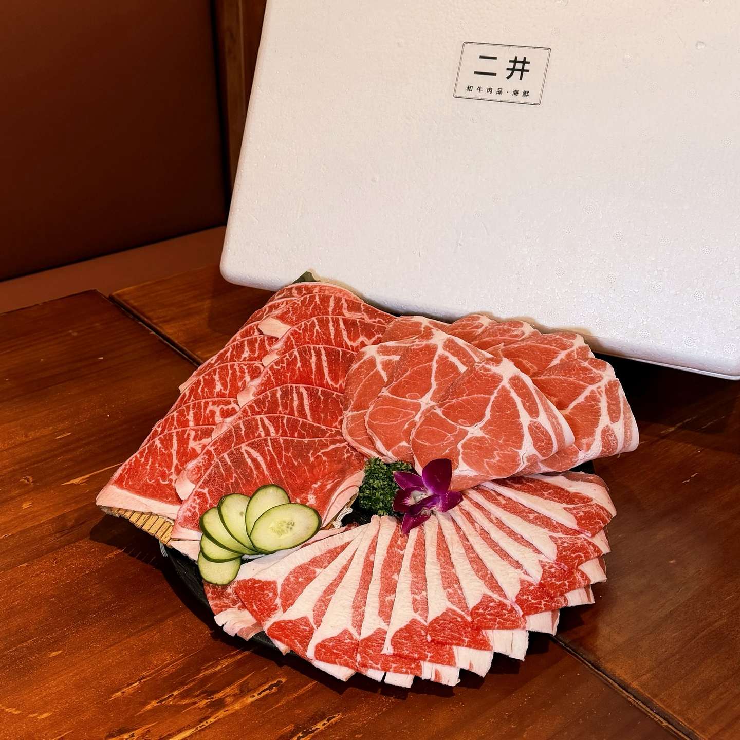 中秋 CP 值天花板!「二井」推出【金秋澎湃烤肉組】 12 款爆量海陸 3000 有找!搶攻平價家庭圍爐市場 美國牛五花與台灣豬梅花薄切肉品特寫