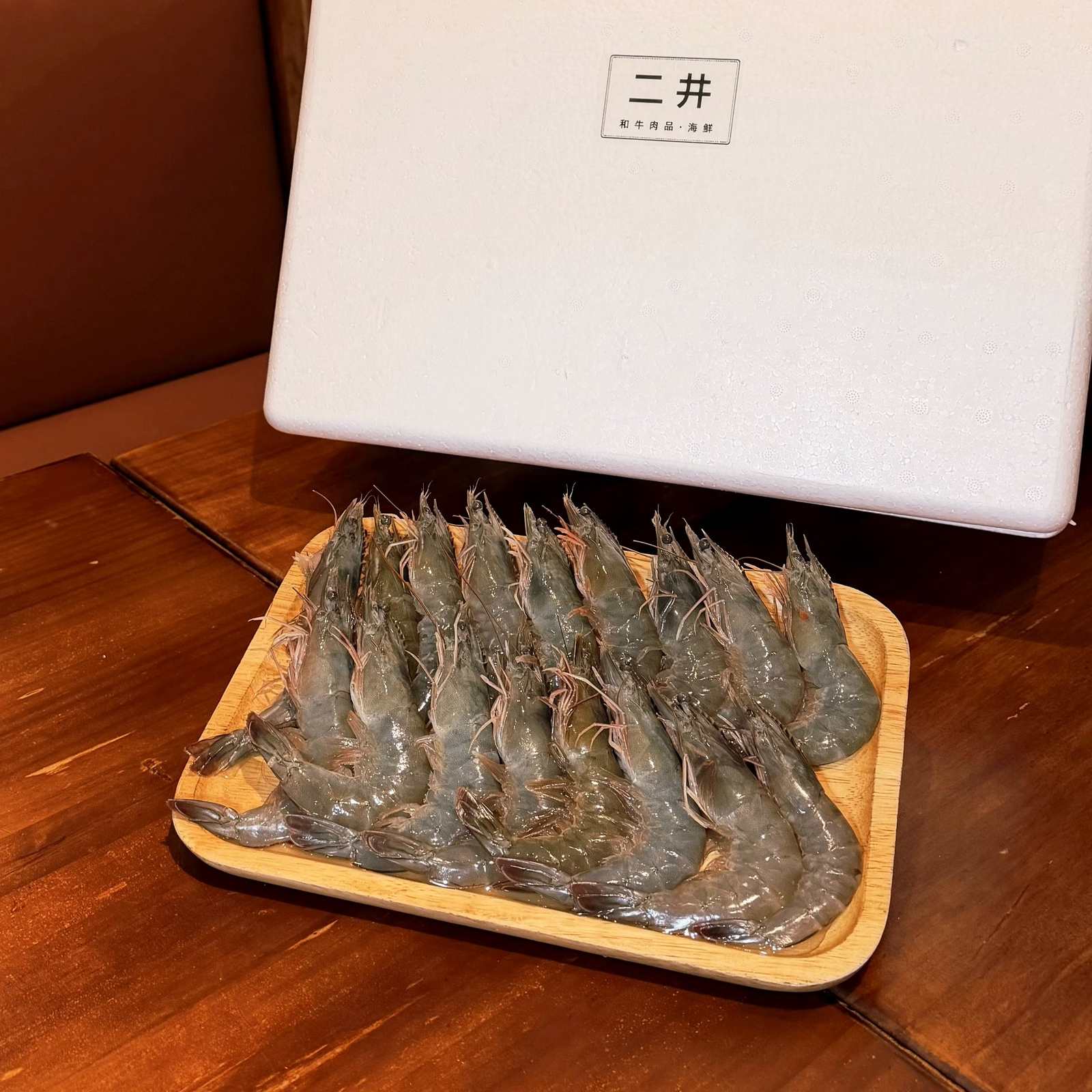中秋 CP 值天花板!「二井」推出【金秋澎湃烤肉組】 12 款爆量海陸 3000 有找!搶攻平價家庭圍爐市場 厄瓜多大白蝦新鮮直送,份量十足