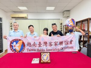 越南臺灣客家聯誼會盛情接待台灣文化藝術家王煌鵬、梅麗莎賢伉儷 致贈禮品交流情誼 越南臺灣客家聯誼會盛情接待台灣文化藝術家王煌鵬、梅麗莎賢伉儷 致贈禮品交流情誼