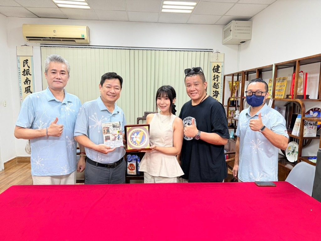 越南臺灣客家聯誼會盛情接待台灣文化藝術家王煌鵬、梅麗莎賢伉儷 致贈禮品交流情誼 越南臺灣客家聯誼會致贈禮品予王煌鵬梅麗莎