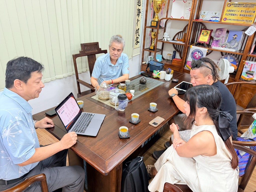 越南臺灣客家聯誼會盛情接待台灣文化藝術家王煌鵬、梅麗莎賢伉儷 致贈禮品交流情誼 越南臺灣客家聯誼會茶敘交流現場