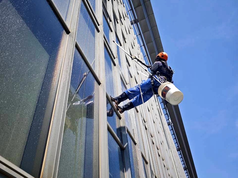 懸在高空的城市守護者！天鷹外牆以雙繩雙重防護、高規耐候工法，為建築安全把關