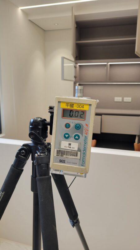 室內設計公司的工程管理在做什麼?施工期間可以確認的5件事 腳架上的甲醛計螢幕顯示0.02,背景為櫃門打開的客廳空間
